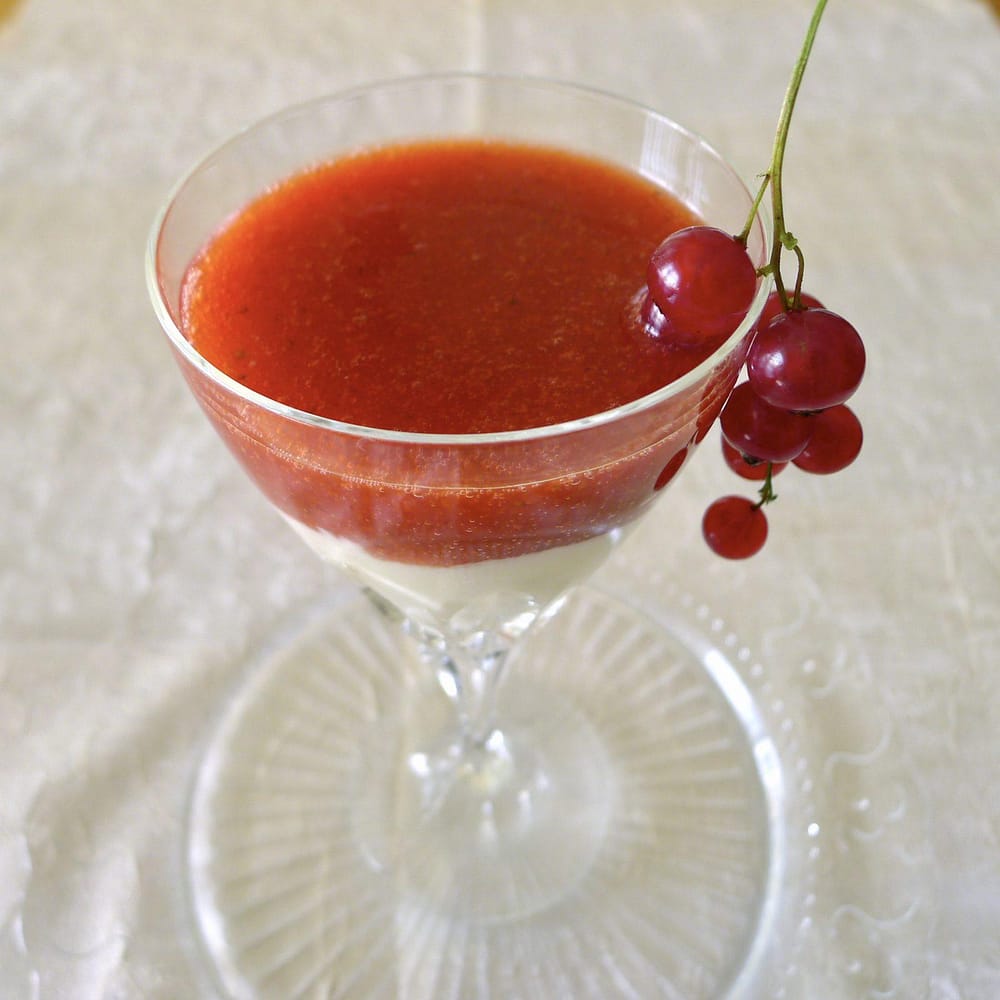 Mousse au chocolatte z bielej čokolády s jahodovou omáčkou Mousse au chocolatte z bielej čokolády s jahodovou omáčkou