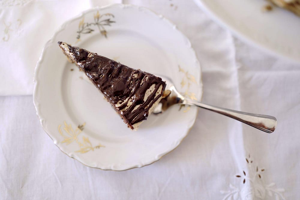 Orechová torta so sušenými slivkami a čokoládou