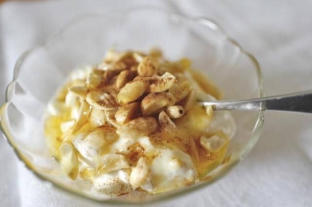 Grécky jogurt s mandľami a medom – zdravý tip na raňajky