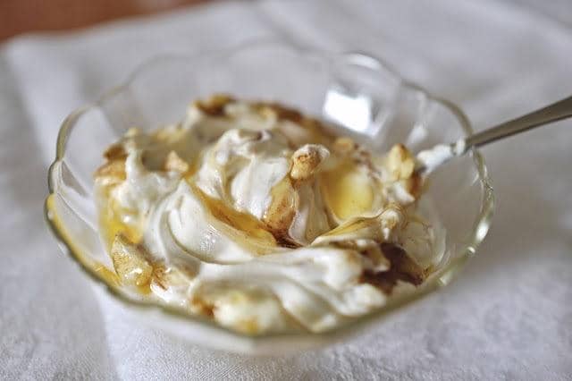 Grécky jogurt s mandľami a medom – zdravý tip na raňajky